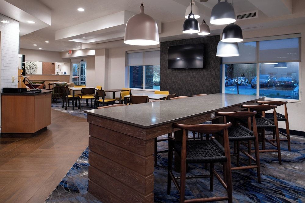 Fairfield Inn and Suites Beloit 2