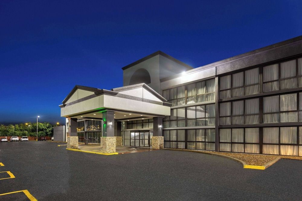 Wingate by Wyndham Kansas City 1