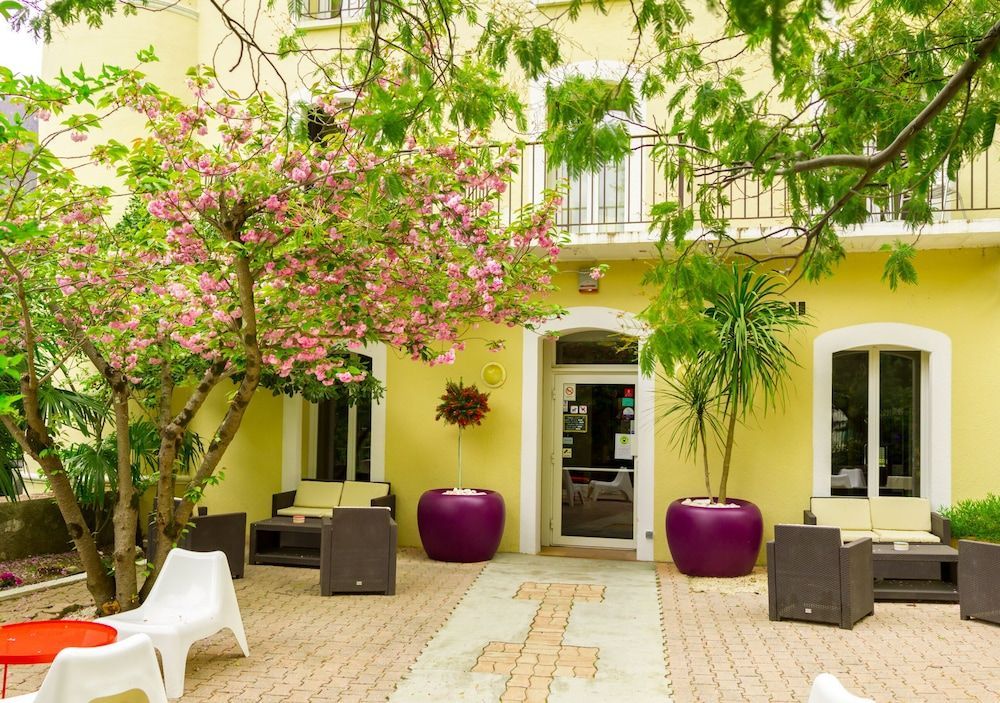 Appart'Hotel-Restaurant Castel Emeraude 2