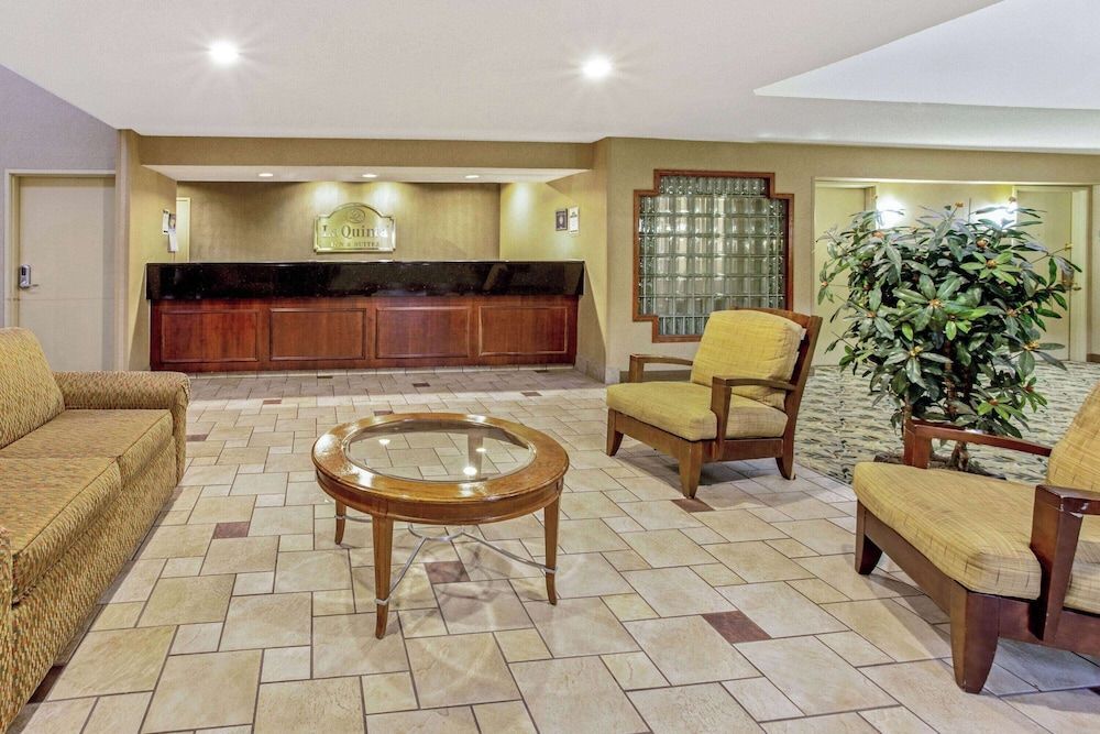 La Quinta Inn & Suites by Wyndham Appleton College Avenue 2