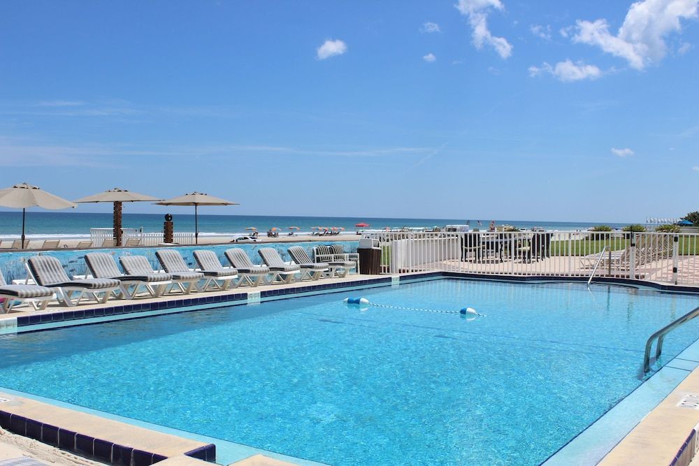 Shoreline Suites & Cabana Cottages – Beachfront 1