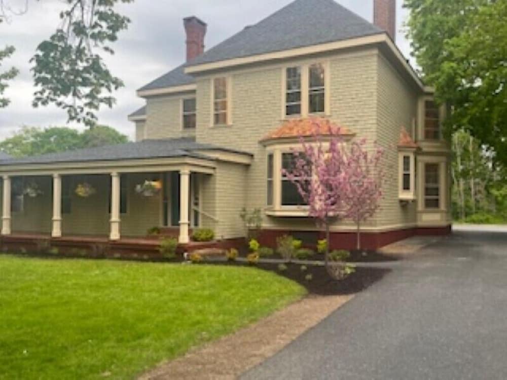 210 Main St 1