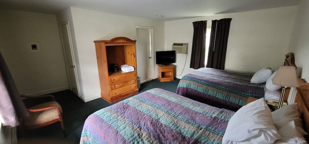 Town & Country Inn 2