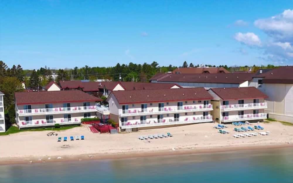 Super 8 Beachfront by Wyndham Mackinaw City, MI 1