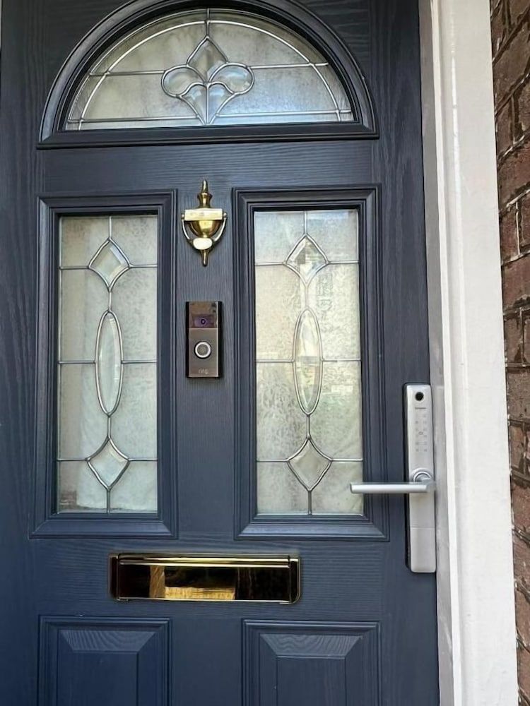 Luton Town House Near AIRPORT 1