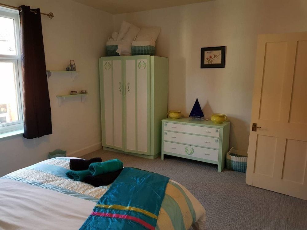 House - Sleeps 4 - Pets Ok - Parking - Garden 2