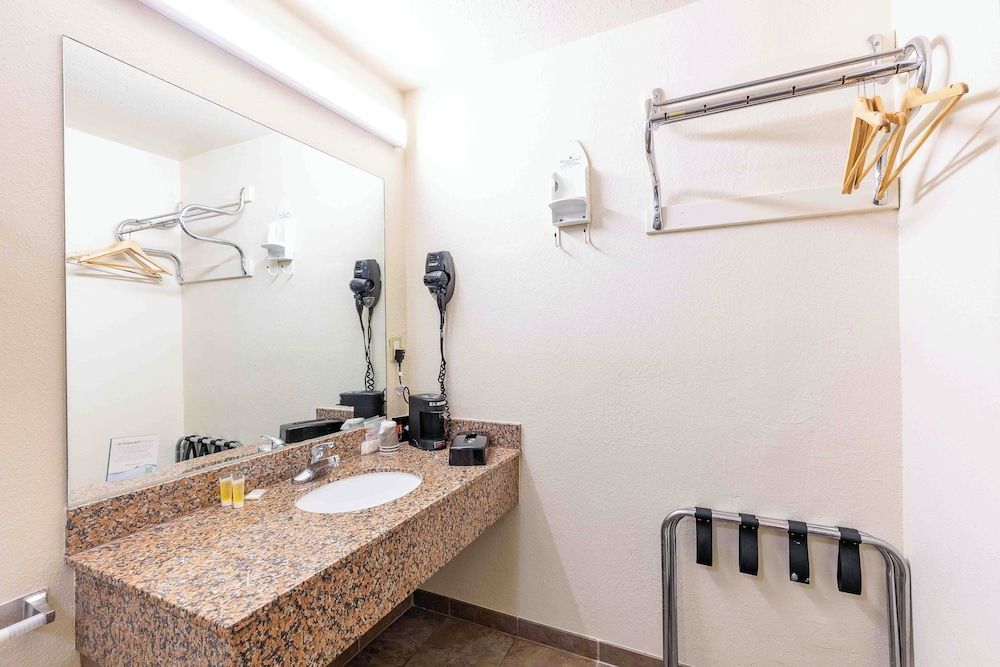 Days Inn by Wyndham Oklahoma City/Moore 2