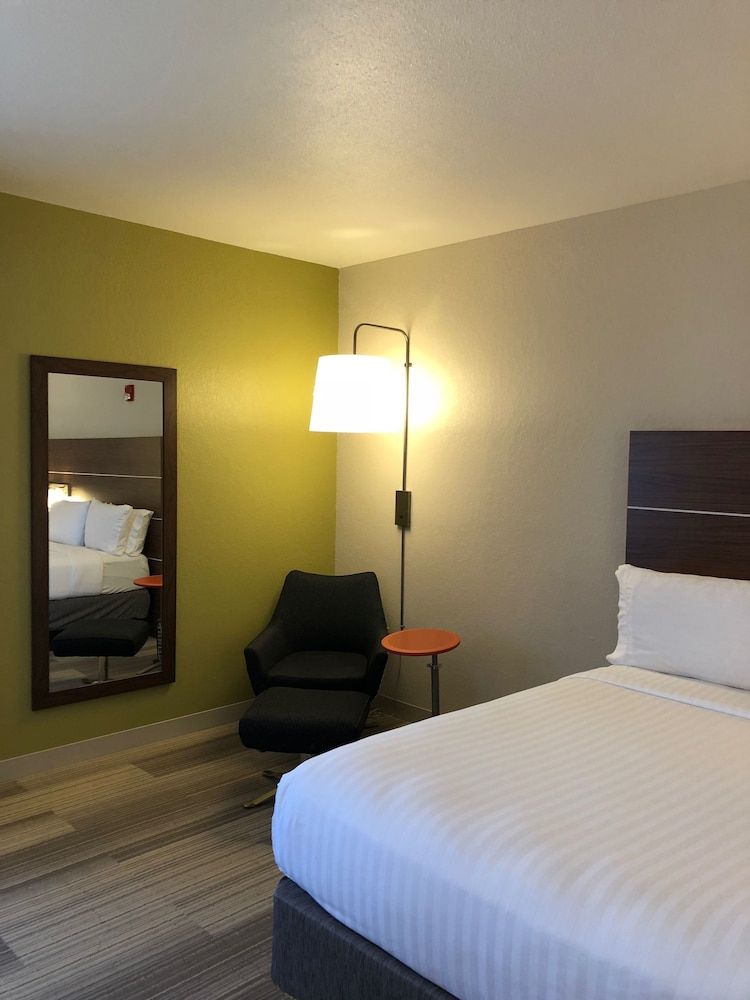 Holiday Inn Express & Suites DALLAS LEWISVILLE by IHG 2