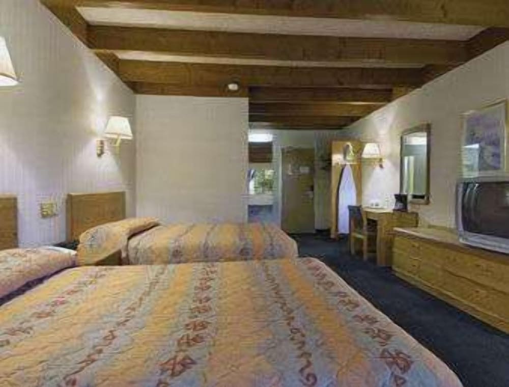Knights Inn Liberty 2