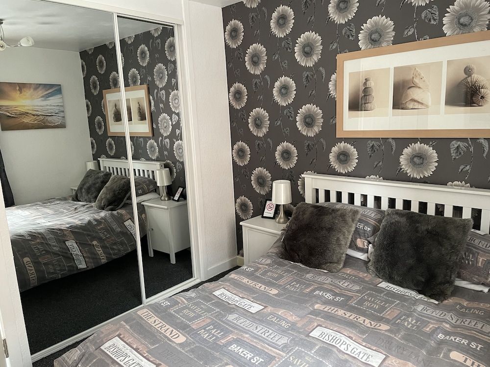 2 Bed Flat - Sleeps 3 - Parking - Wifi 1