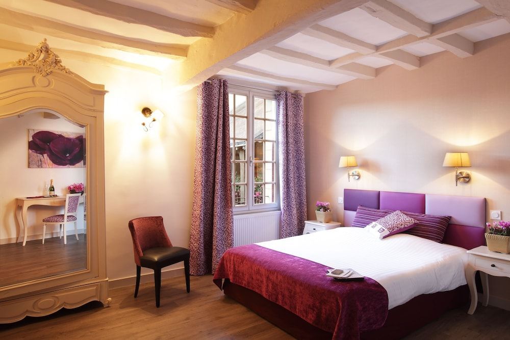 Logis Hotel La Croix Blanche Fontevraud 1