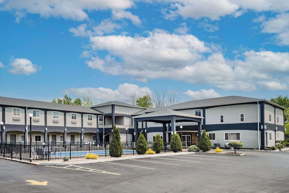 Days Inn & Suites by Wyndham Niagara Falls/Buffalo 1