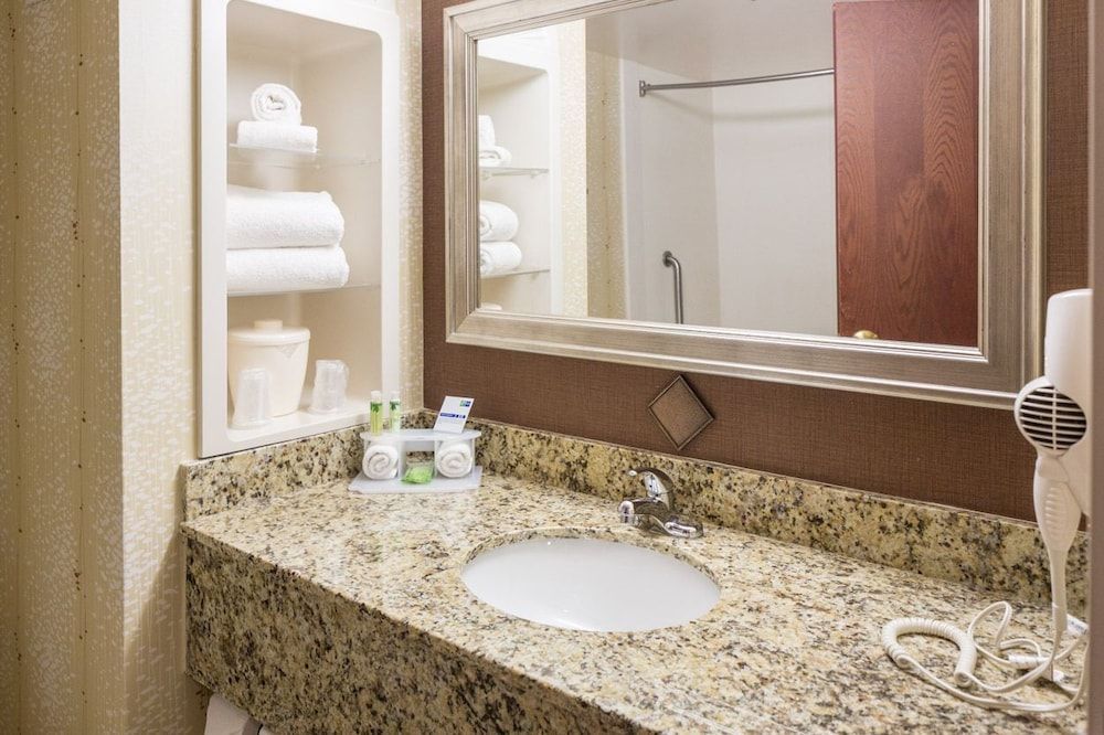 Holiday Inn Express & Suites I-26 & US 29 AT WESTGATE MALL by IHG 2