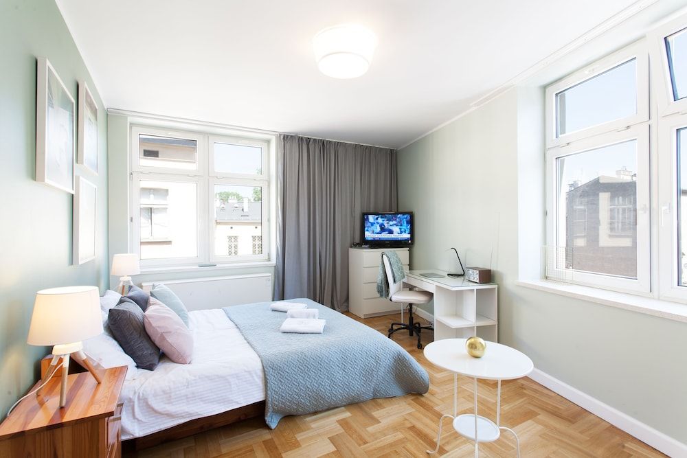 Faust and Mona Lisa Apartments 2