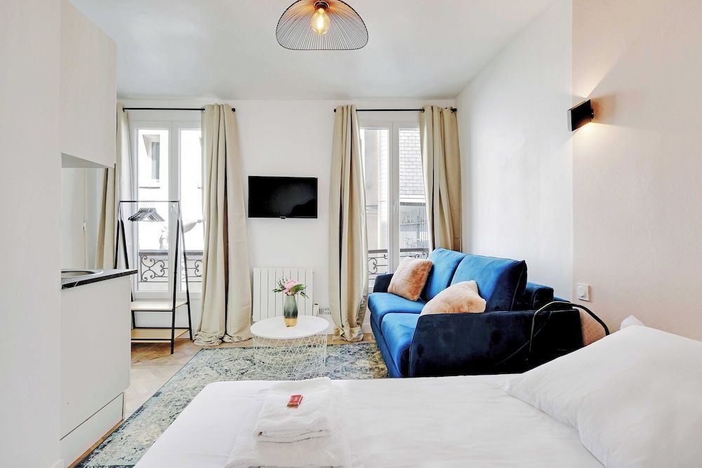 Super Studio - Place de la Bastille 2