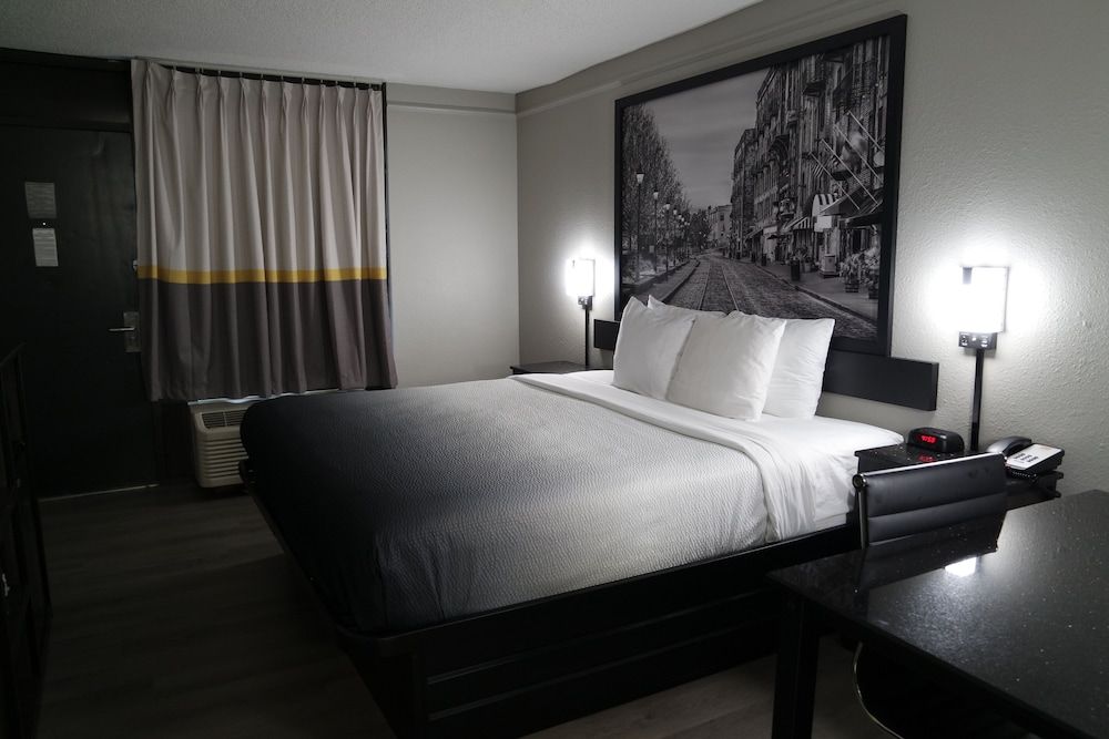 Super 8 by Wyndham Savannah 2
