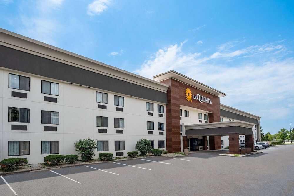 La Quinta Inn by Wyndham Indianapolis Airport Executive Dr 1
