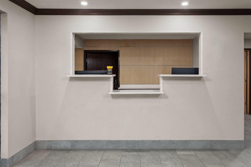 Days Inn & Suites by Wyndham Kaukauna WI 2