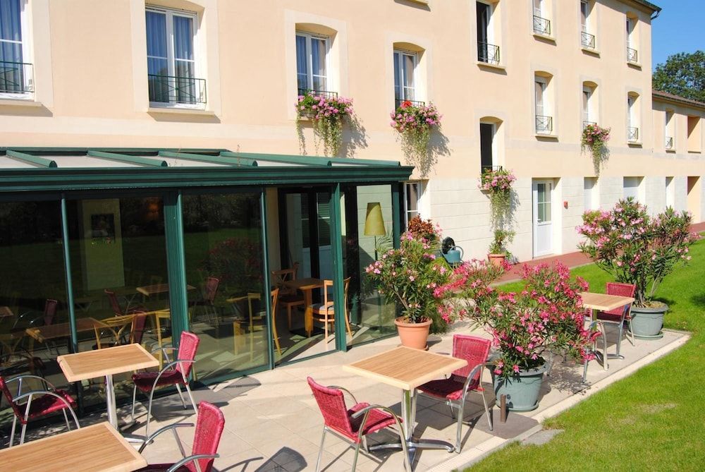 Brit Hotel Châteaudun 1