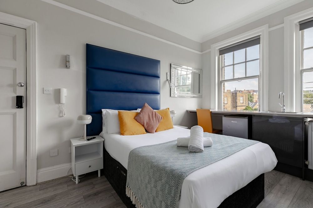 Apts in the Heart of High st Kensington 1