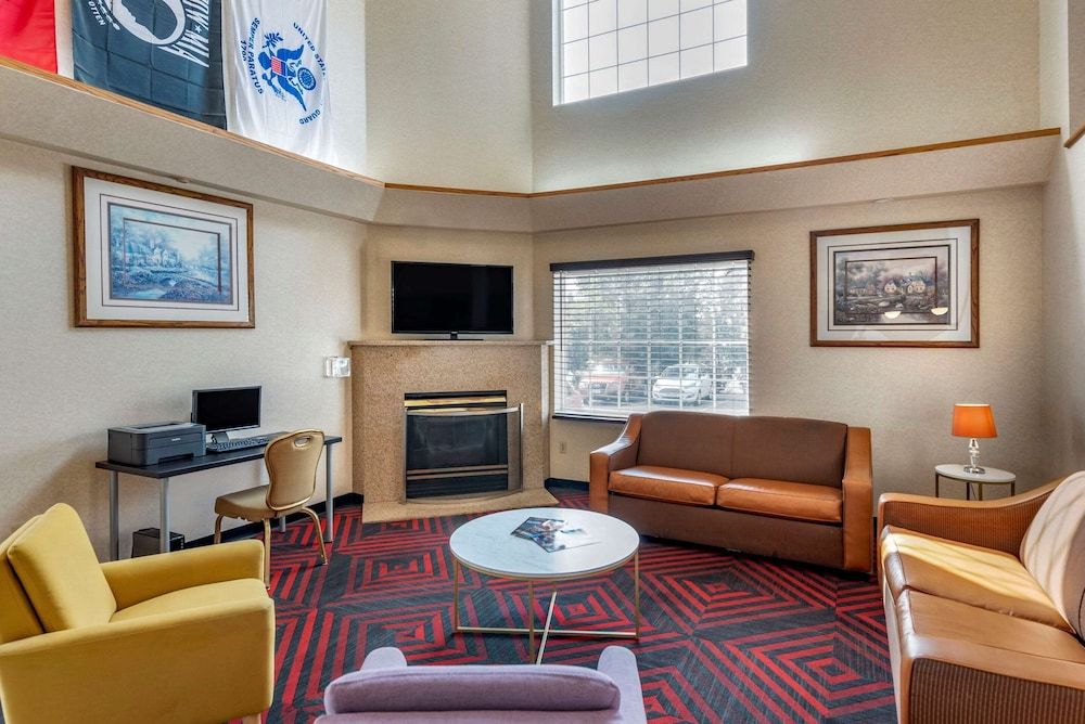Econo Lodge North Academy 1