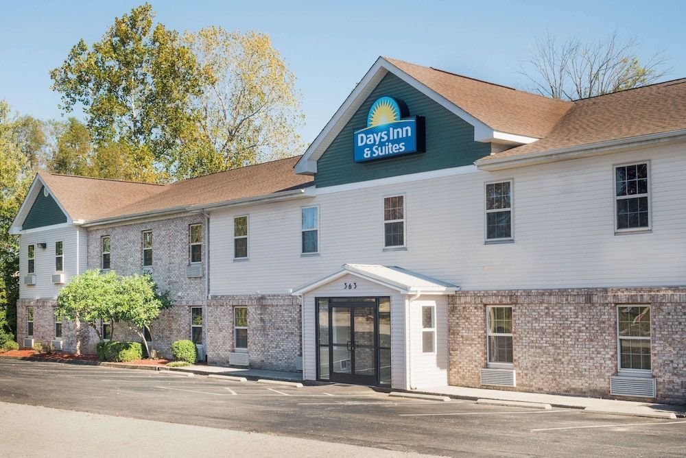 Days Inn & Suites by Wyndham Sellersburg 1
