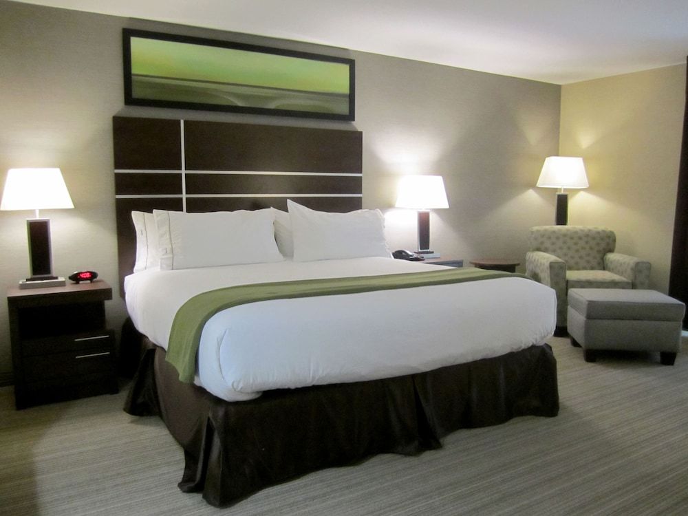Holiday Inn Express GOLDEN-KICKING HORSE by IHG 2