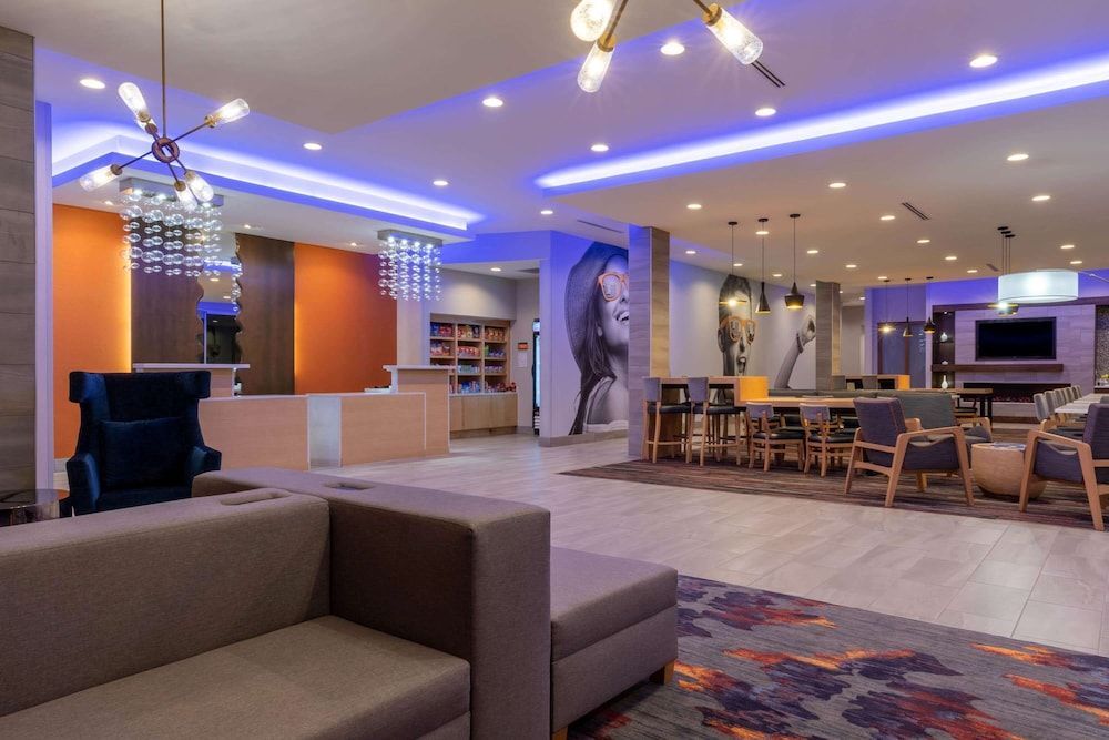 La Quinta Inn & Suites by Wyndham Greensboro Arpt High Point 2