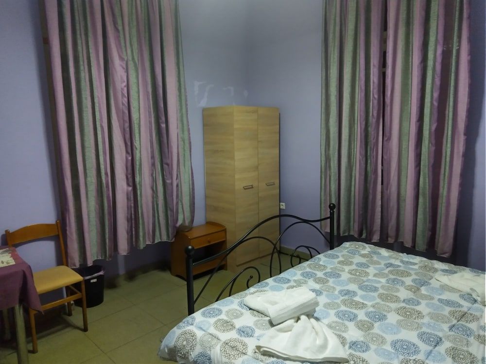 Pinguino Hostel Athens 2