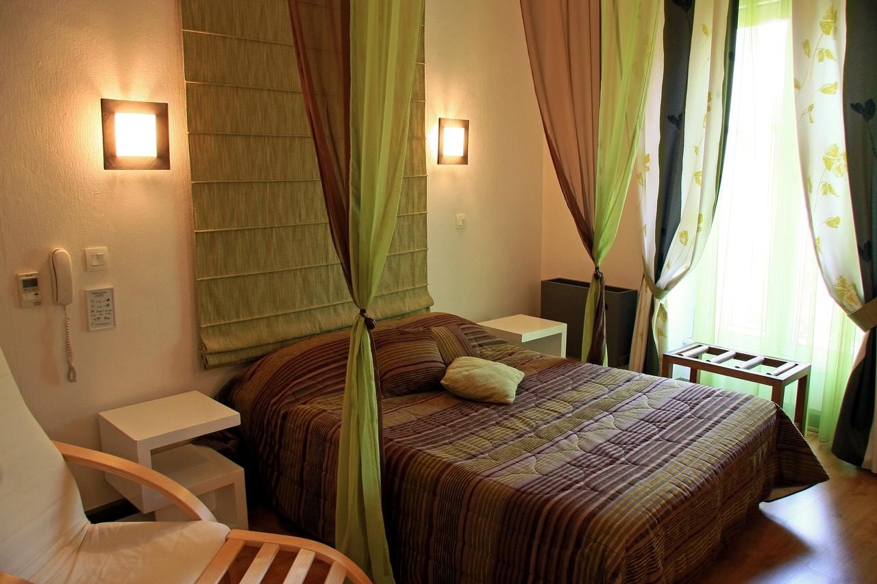 Logis Hôtel Restaurant Grand Hôtel de Lyon 1