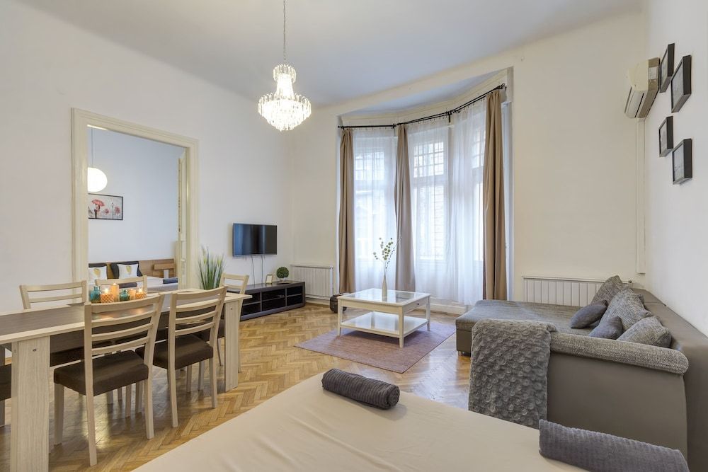 Real Apartments Lovag 2