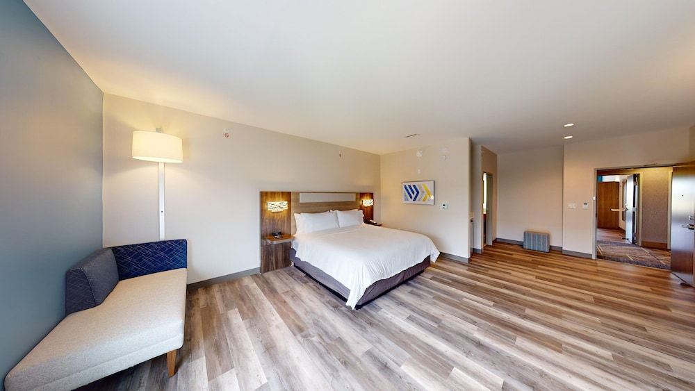 Holiday Inn Express & Suites CHICAGO SCHAUMBURG by IHG 2