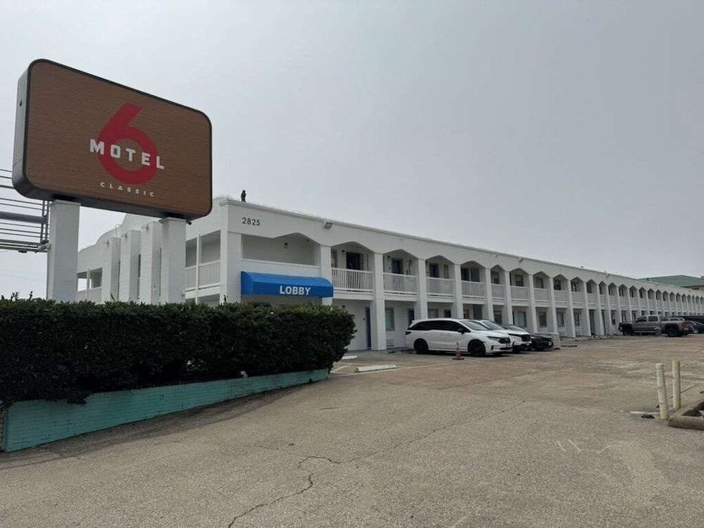 Motel 6 Classic Galveston, TX Beach-Seawall 1