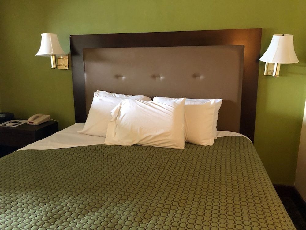 Econo Lodge Inn & Suites Warsaw 2