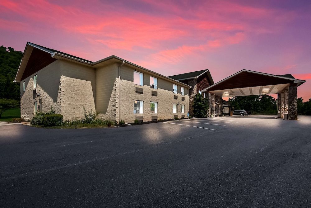 SureStay Plus Hotel by Best Western Berkeley Springs 1
