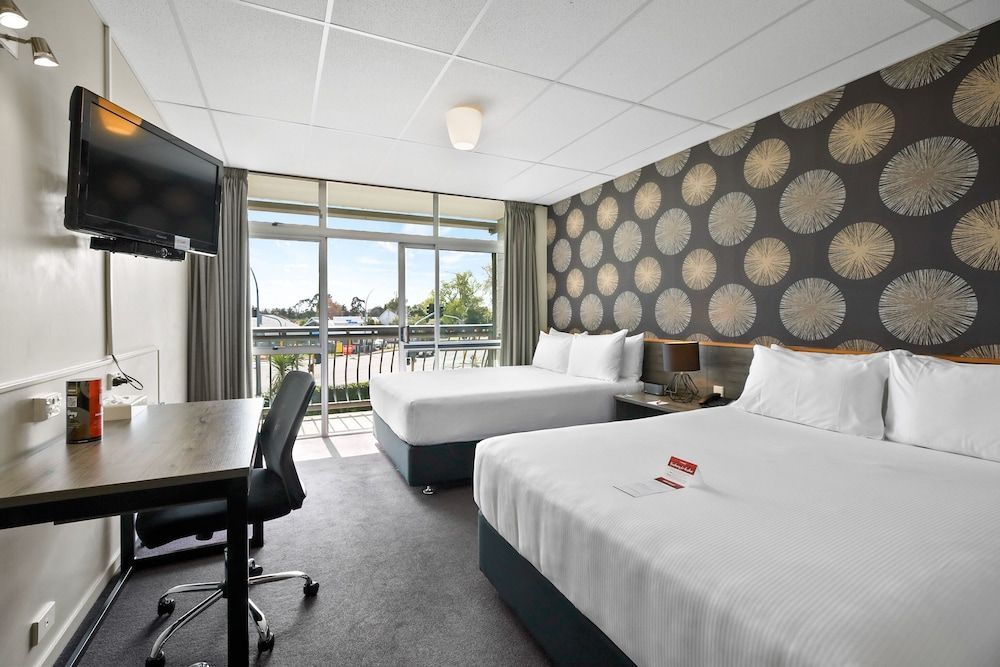 Heartland Ambassador Hotel Hamilton 1