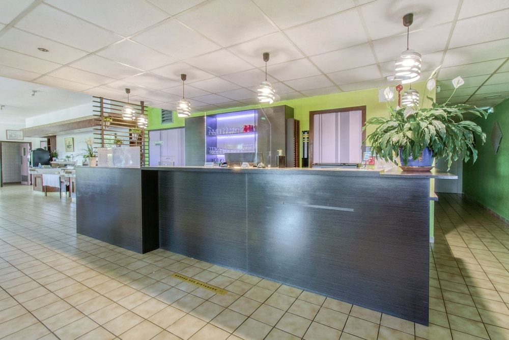 Brit Hotel Confort Pau Lons 2