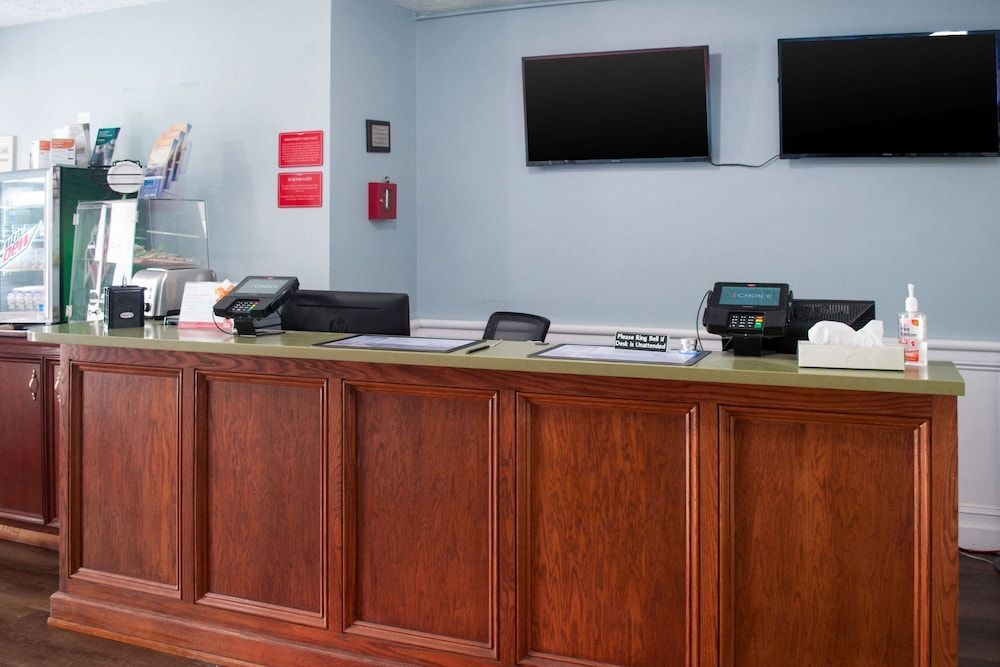 Econo Lodge Inn & Suites Sandusky South 1