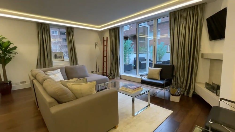 Two Bedroom Flat in Belgravia 1