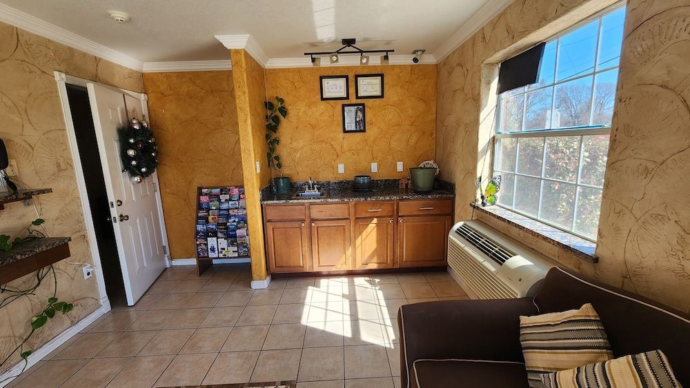 Benbrook Inn & Suites 2