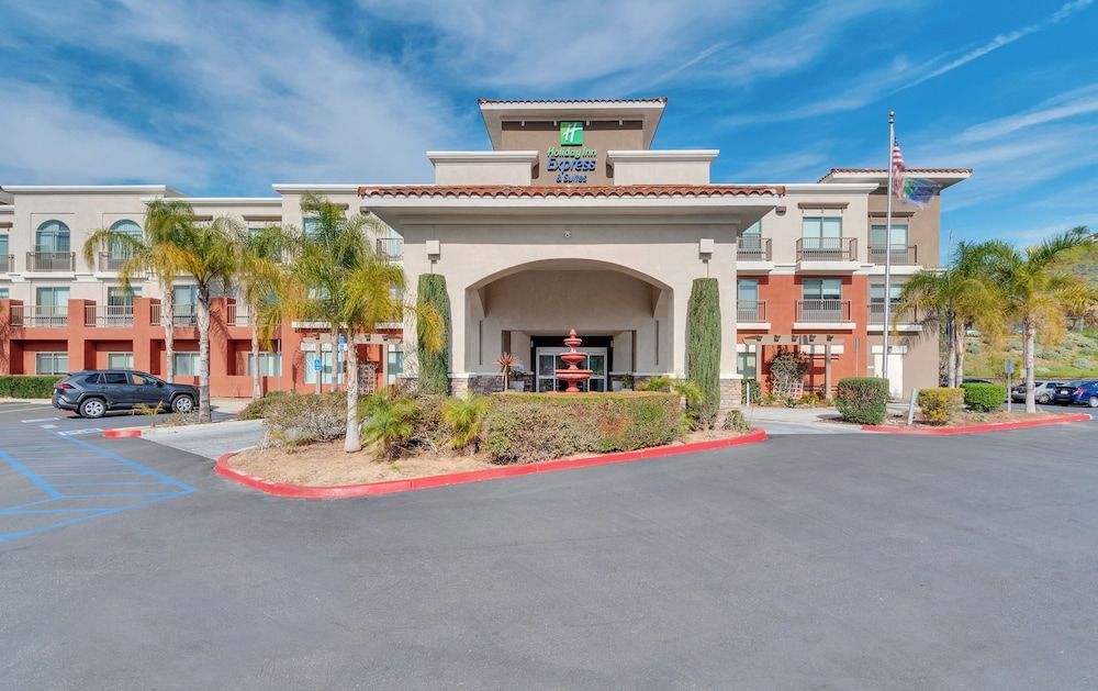 Holiday Inn Express & Suites LAKE ELSINORE by IHG 1