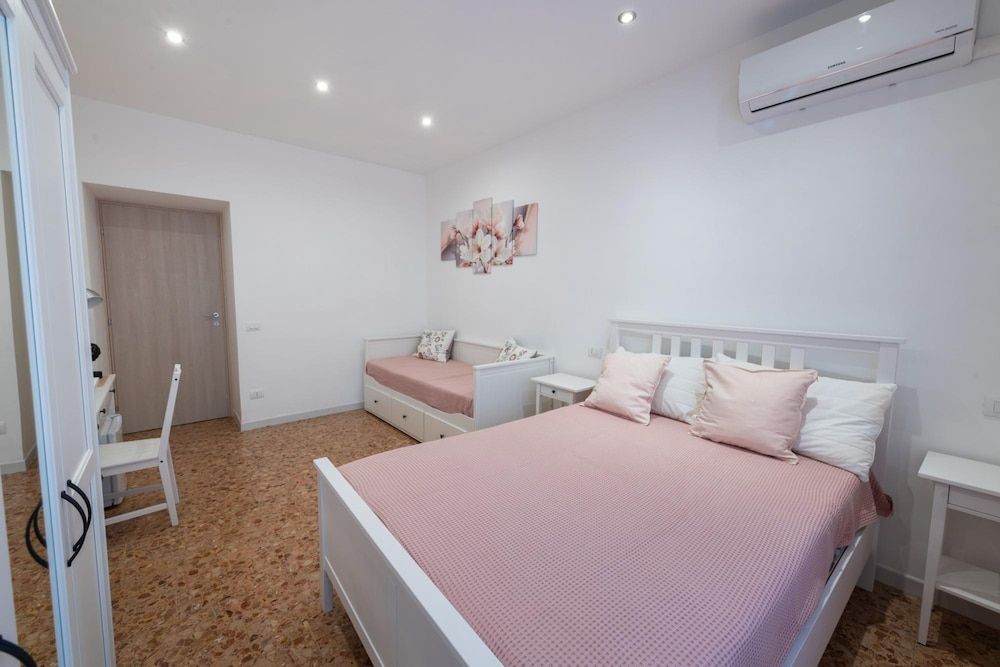 Casa Rosa Beige e Blu 1