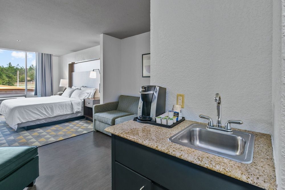 Holiday Inn LUCEDALE by IHG 2