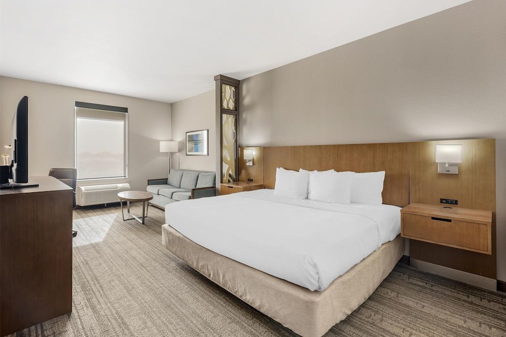 Best Western Green Oak Inn & Suites 1