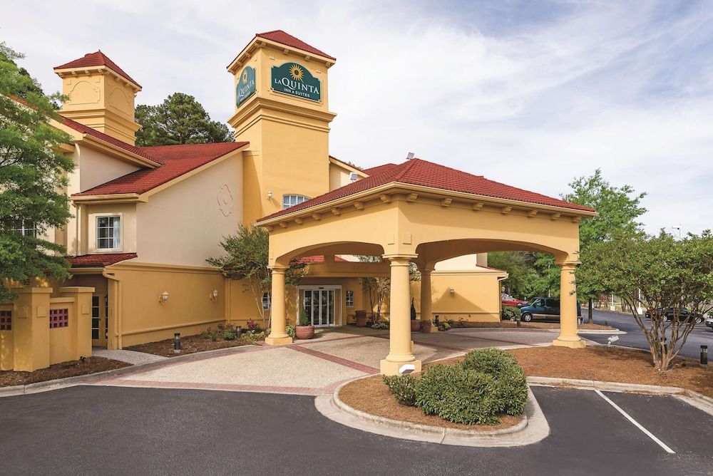 La Quinta Inn & Suites by Wyndham University Area Chapel Hill 1