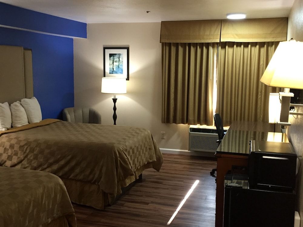 California Inn and Suites Bakersfield 2