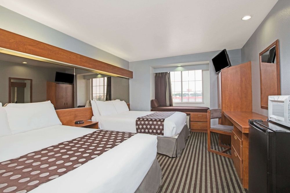Microtel Inn & Suites by Wyndham Garland/Dallas 2