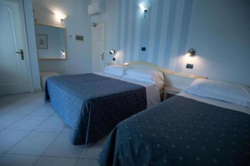 Viareggio rooms facing the sea 2