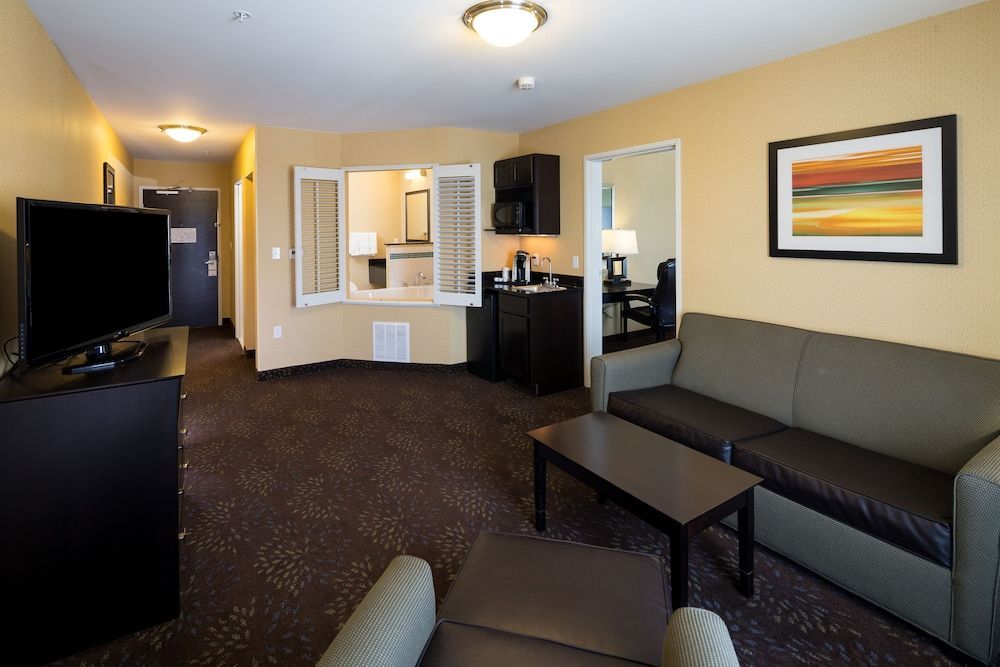 Holiday Inn Express & Suites DETROIT NORTH - TROY by IHG 1
