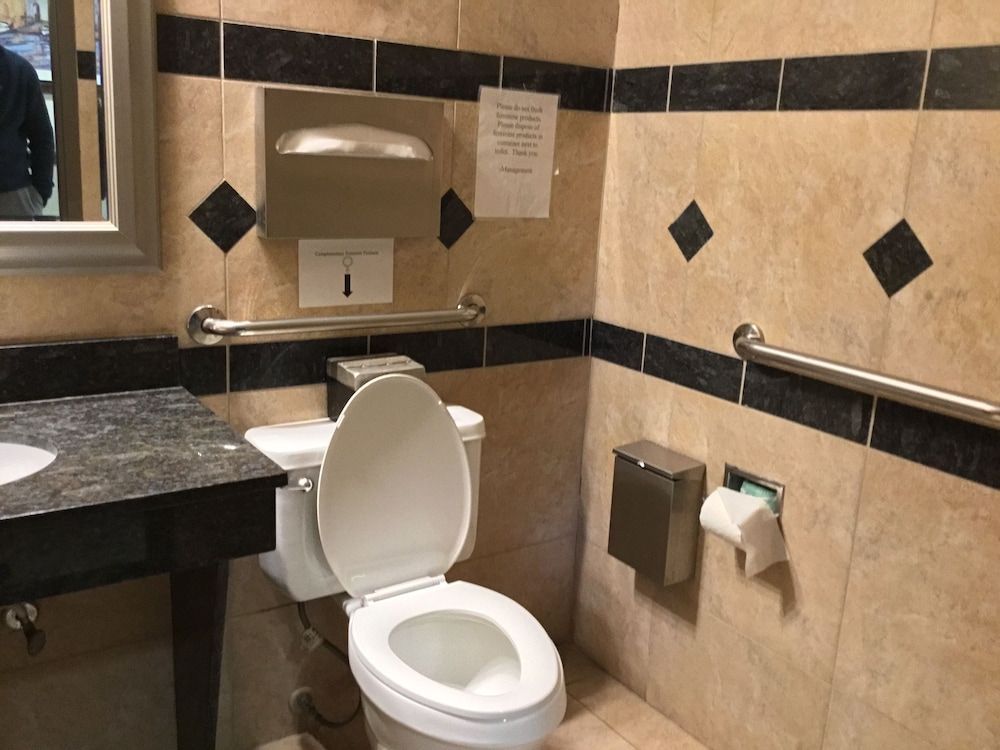 Days Inn & Suites by Wyndham Webster NASA-ClearLake-Houston 2
